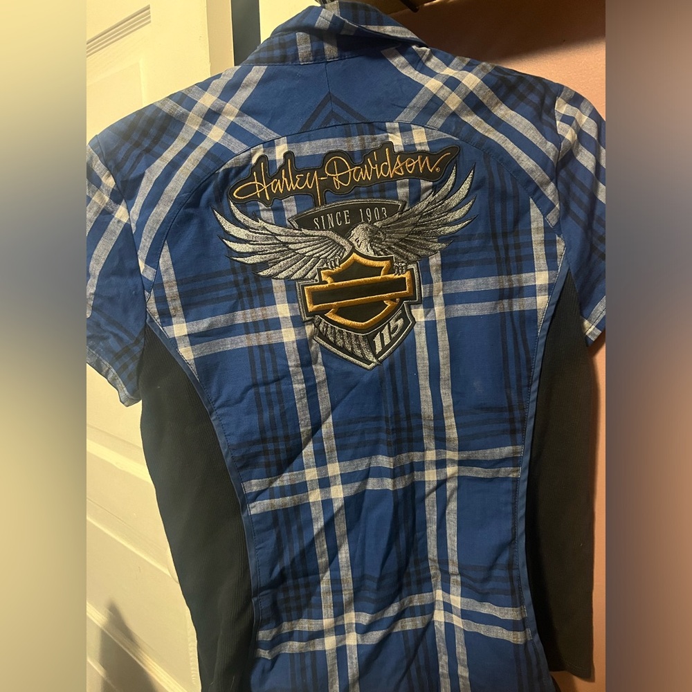 Woman’s authentic Harley Davison button up tee. Size small .